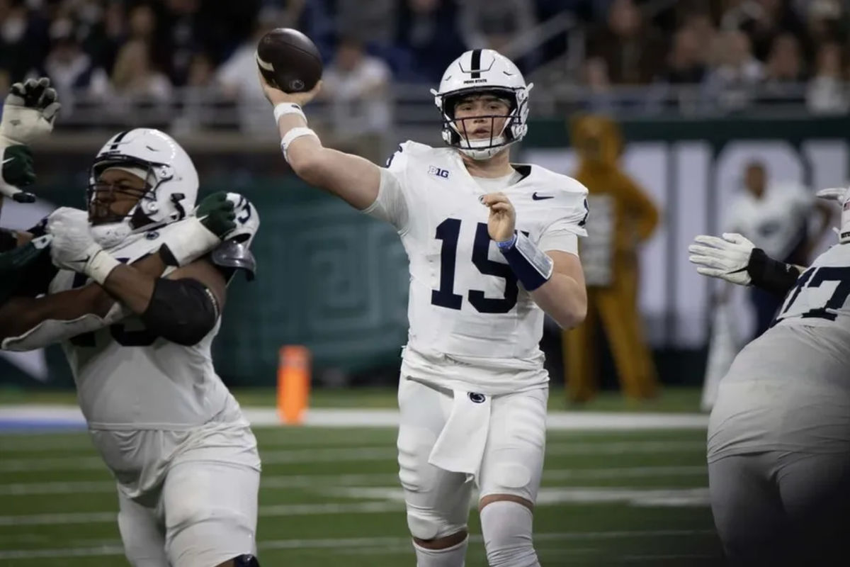 24 de noviembre de 2023; Detroit, Michigan, EE. UU.; El mariscal de campo de los Penn State Nittany Lions, Drew Allar (15), pasa el balón contra los Michigan State Spartans durante la segunda mitad en Ford Field. Créditos: David Reginek-USA TODAY Sports