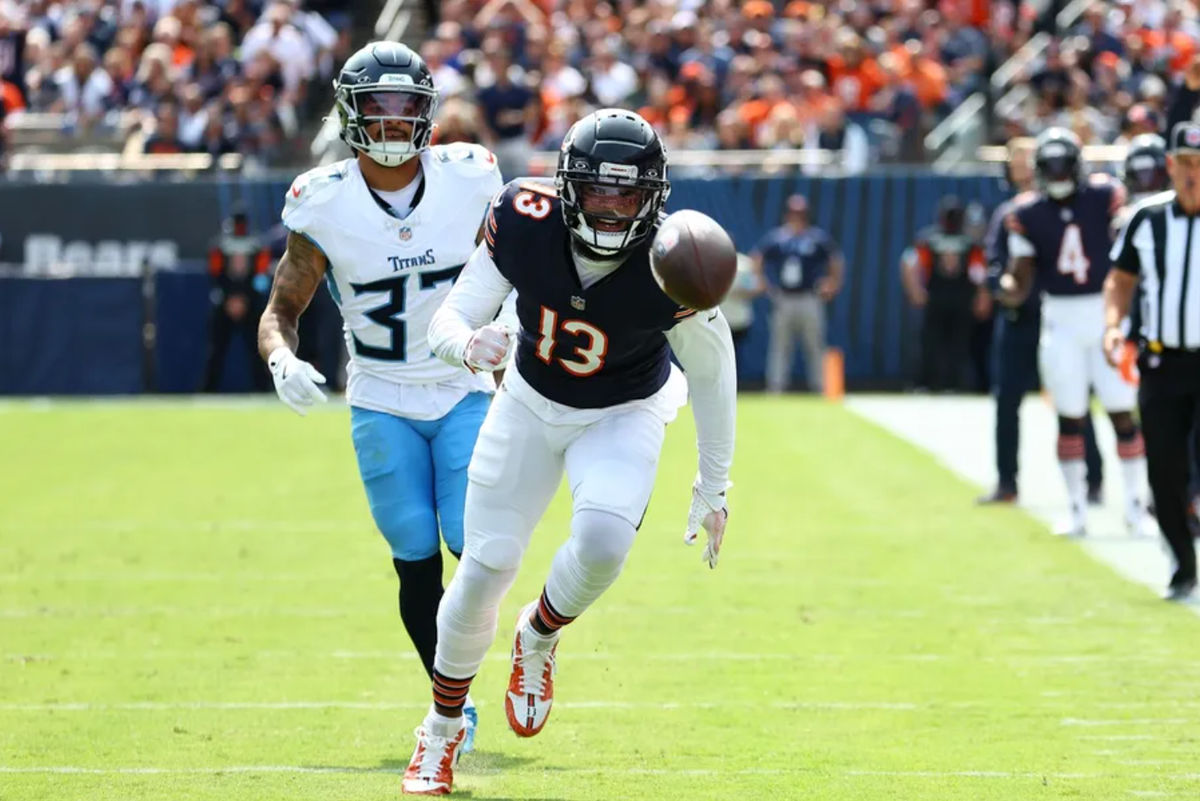 8 de setembro de 2024; Chicago, Illinois, EUA; O wide receiver do Chicago Bears, Keenan Allen (13), tenta fazer uma recepção contra o safety do Tennessee Titans, Amani Hooker (37), durante o segundo tempo no Soldier Field. Crédito obrigatório: Mike Dinovo-Imagn Images