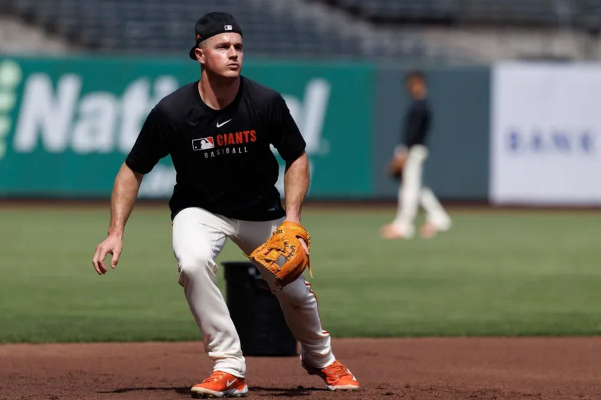 25 de junio de 2025; San Francisco, California, EE. UU.; Matt Chapman (26), tercera base de los Gigantes de San Francisco, fildea roletazos antes del partido contra los Marlins de Miami en el Oracle Park. Crédito obligatorio: Sergio Estrada-Imagn Images