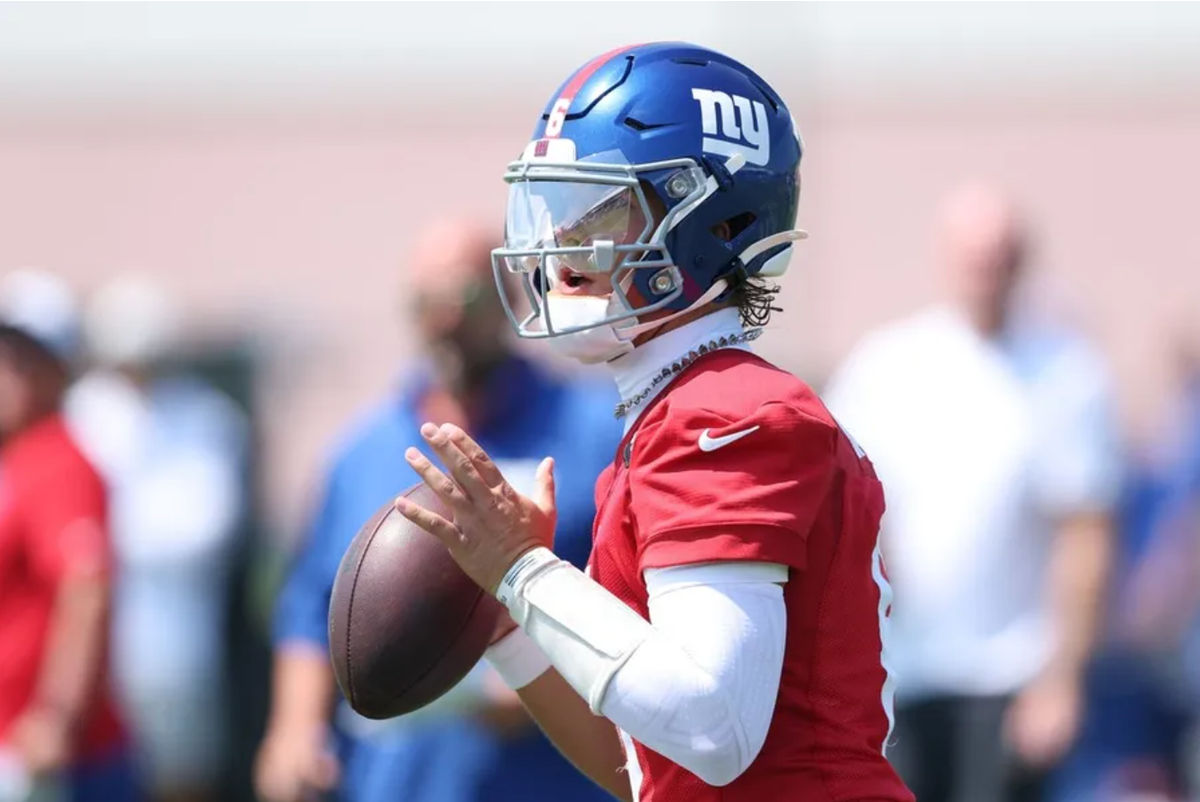 24 de julho de 2025; East Rutherford, NJ, EUA; O quarterback do New York Giants, Jaxson Dart (6), tenta passar durante o treinamento no Quest Diagnostics Training Center. Crédito obrigatório: Vincent Carchietta-Imagn Images