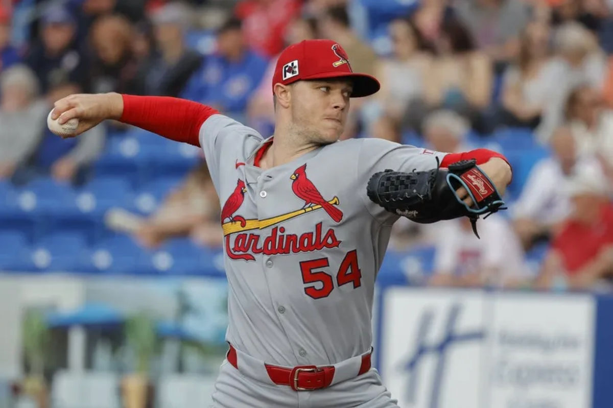 10 de marzo de 2025; Port St. Lucie, Florida, EE. UU.; El lanzador de los Cardenales de San Luis, Sonny Gray (54), lanza en la primera entrada contra los Mets de Nueva York en Clover Park. Crédito obligatorio: Reinhold Matay-Imagn Images