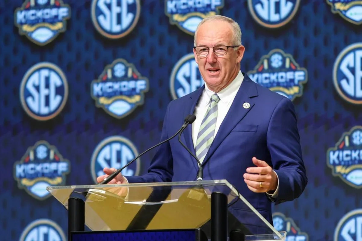 16 de julio de 2025; Atlanta, GA, EE. UU.; El comisionado de la SEC, Greg Sankey, habla con los medios durante el Día de Prensa de la SEC en el Hotel Omni Atlanta. Crédito obligatorio: Jordan Godfree-Imagn Images
