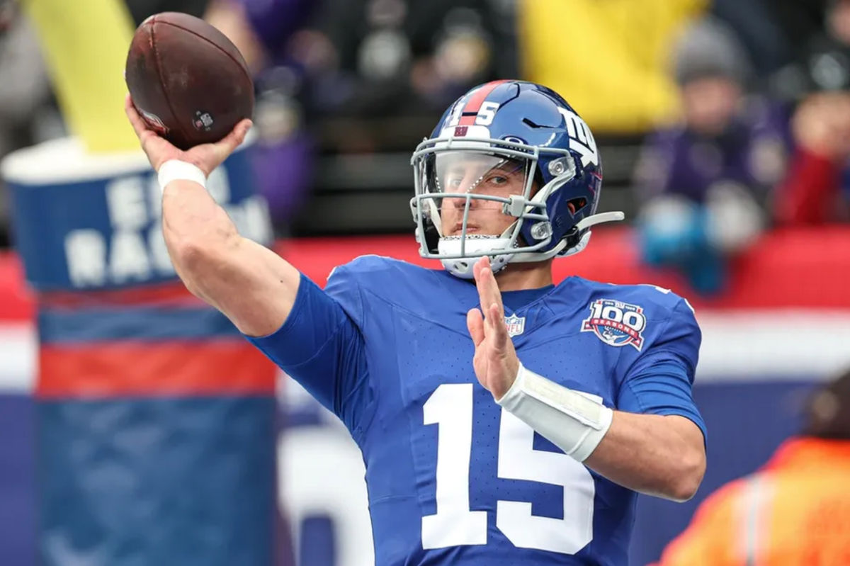 15 de diciembre de 2024; East Rutherford, Nueva Jersey, EE. UU.; El mariscal de campo de los New York Giants, Tommy DeVito (15), calienta antes del partido contra los Baltimore Ravens en el MetLife Stadium. Crédito obligatorio: Vincent Carchietta-Imagn Images