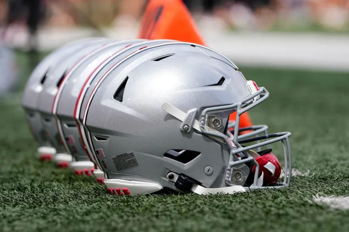 2 de septiembre de 2023; Bloomington, Indiana, EE. UU.; Cascos de los Ohio State Buckeyes en la banda antes del partido de fútbol americano de la NCAA en el Estadio Memorial de la Universidad de Indiana. Ohio State ganó 23-3. Créditos: Adam Cairns/Columbus Dispatch / USA TODAY NETWORK