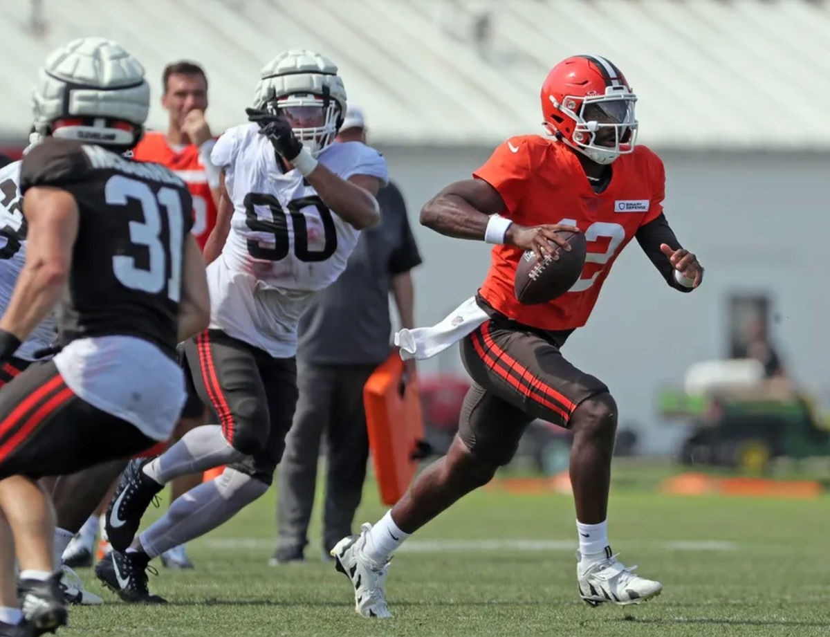El mariscal de campo de los Cleveland Browns, Shedeur Sanders (12), logra una pequeña ganancia durante el campamento de entrenamiento de la NFL en el CrossCountry Mortgage Campus, el miércoles 30 de julio de 2025, en Berea, Ohio. FOTO: USA TODAY SPORTS IMAGES