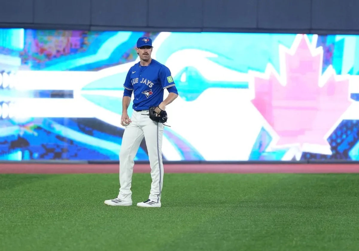 12 de agosto de 2025; Toronto, Ontario, Canadá; El lanzador de los Toronto Blue Jays, Shane Bieber (57), se toma un descanso durante la práctica de bateo antes de un partido contra los Chicago Cubs en el Rogers Centre. Crédito obligatorio: Nick Turchiaro-Imagn Images