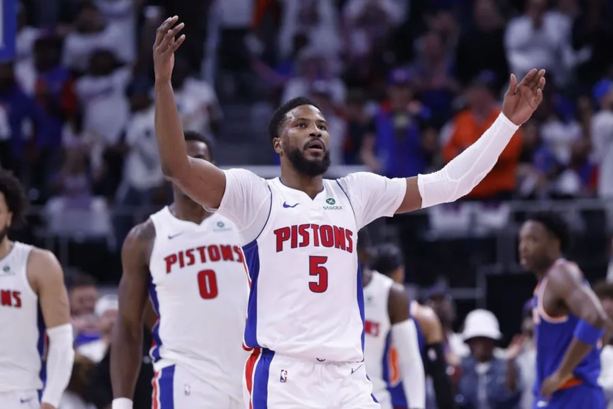 1 de mayo de 2025; Detroit, Michigan, EE. UU.; El base de los Detroit Pistons, Malik Beasley (5), anima al público en la primera mitad contra los New York Knicks durante el sexto partido de la primera ronda de los Playoffs de la NBA 2024 en el Little Caesars Arena. Crédito obligatorio: Rick Osentoski-Imagn Images.