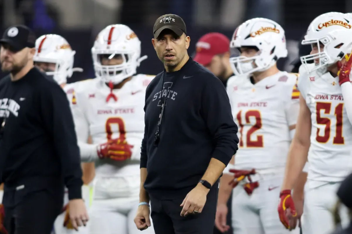 7 de diciembre de 2024; Arlington, Texas, EE. UU.; El entrenador en jefe de los Iowa State Cyclones, Matt Campbell, en el campo antes del partido contra los Arizona State Sun Devils en el estadio AT&T. Crédito obligatorio: Tim Heitman-Imagn Images