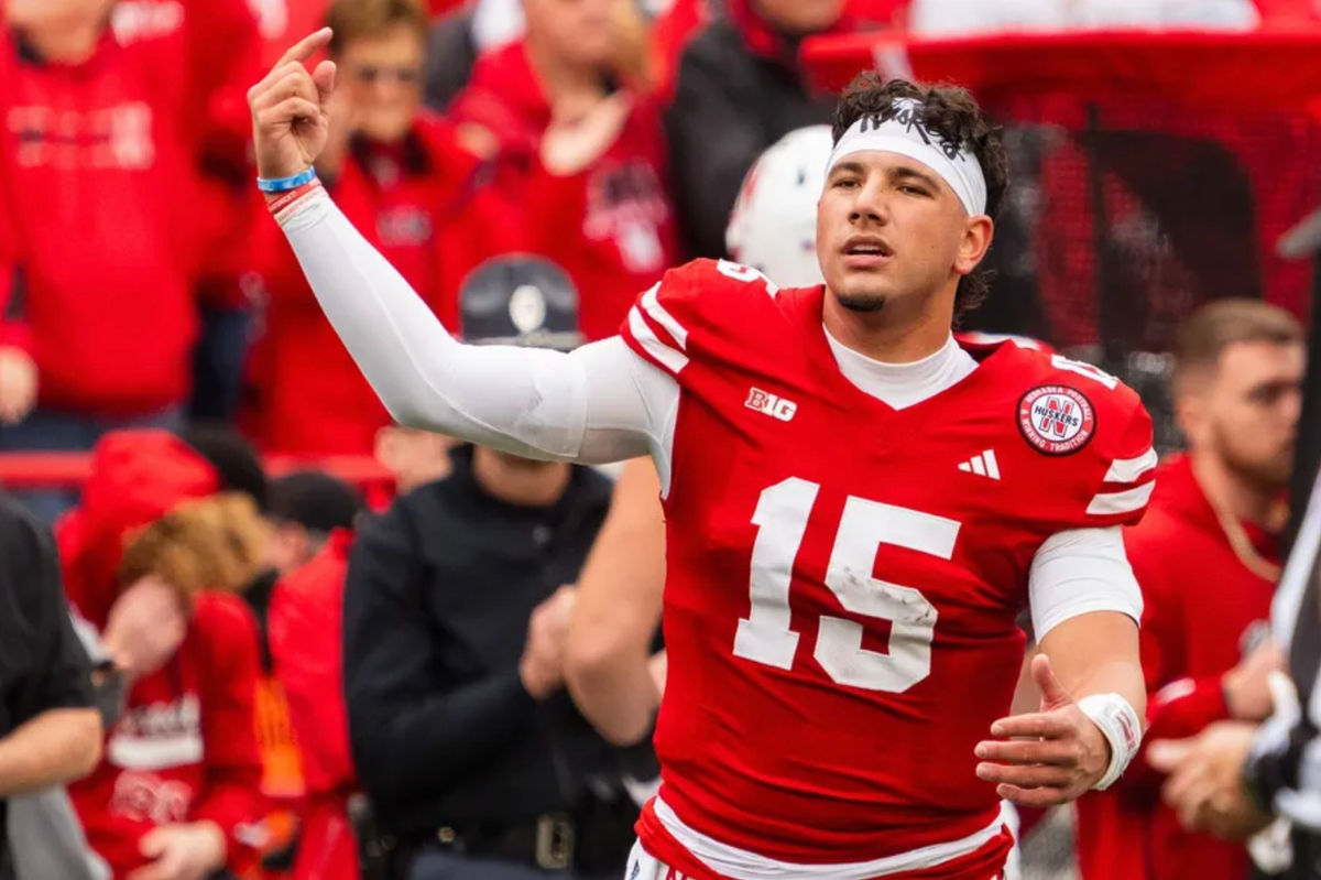 2 de noviembre de 2024; Lincoln, Nebraska, EE. UU.; El mariscal de campo de los Nebraska Cornhuskers, Dylan Raiola (15), celebra tras un touchdown contra los UCLA Bruins durante el segundo cuarto en el Memorial Stadium. Crédito obligatorio: Dylan Widger-Imagn Images