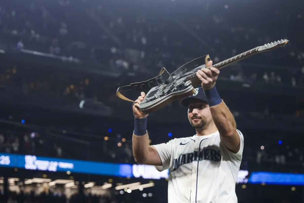 25 de agosto de 2025; Seattle, Washington, EE. UU.; El receptor de los Seattle Mariners, Cal Raleigh (29), sostiene el trofeo "Copa Vedder" por ganar la serie de la temporada contra los Padres de San Diego tras una victoria de los Padres en el T-Mobile Park. La "Copa Vedder" lleva el nombre del líder de Pearl Jam, Eddie Vedder. Crédito obligatorio: Joe Nicholson-Imagn Images