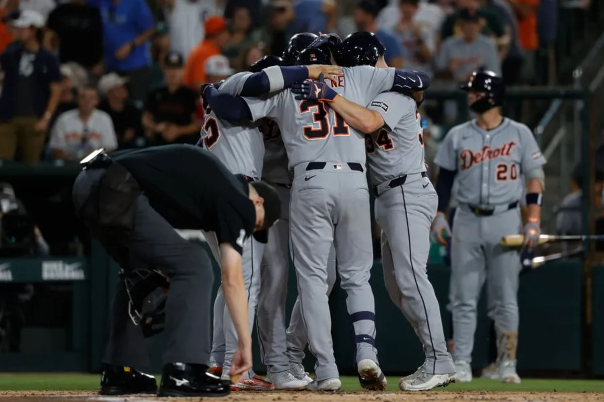 26 de agosto de 2025; West Sacramento, California, EE. UU.; El jardinero izquierdo de los Tigres de Detroit, Riley Greene (31), se abraza con sus compañeros en el plato tras conectar un grand slam en la tercera entrada contra los Atléticos en el Sutter Health Park. Crédito obligatorio: Sergio Estrada-Imagn Images