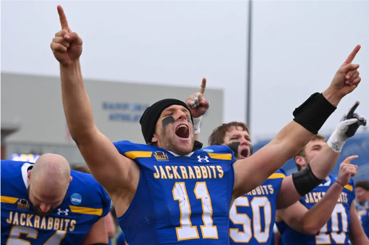 El mariscal de campo de South Dakota State, Mark Gronowski (11), celebra tras cantar la victoria el sábado 14 de diciembre de 2024 en el estadio Dana J. Dykhouse de Brookings. FOTO: USA TODAY SPORTS IMAGES