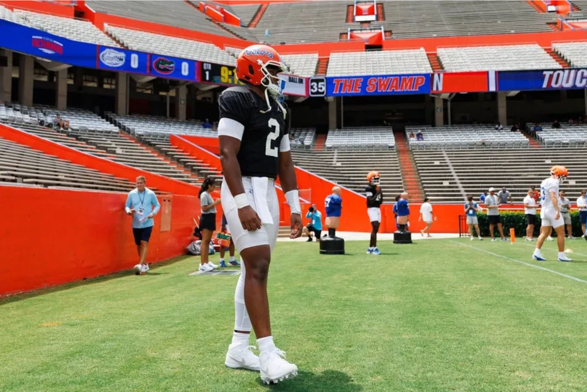 El mariscal de campo de los Florida Gators, DJ Lagway (2), observa durante la práctica de fútbol americano de otoño en el estadio Ben Hill Griffin de la Universidad de Florida en Gainesville, Florida, el sábado 2 de agosto de 2025. [Matt Pendleton/Gainesville Sun]