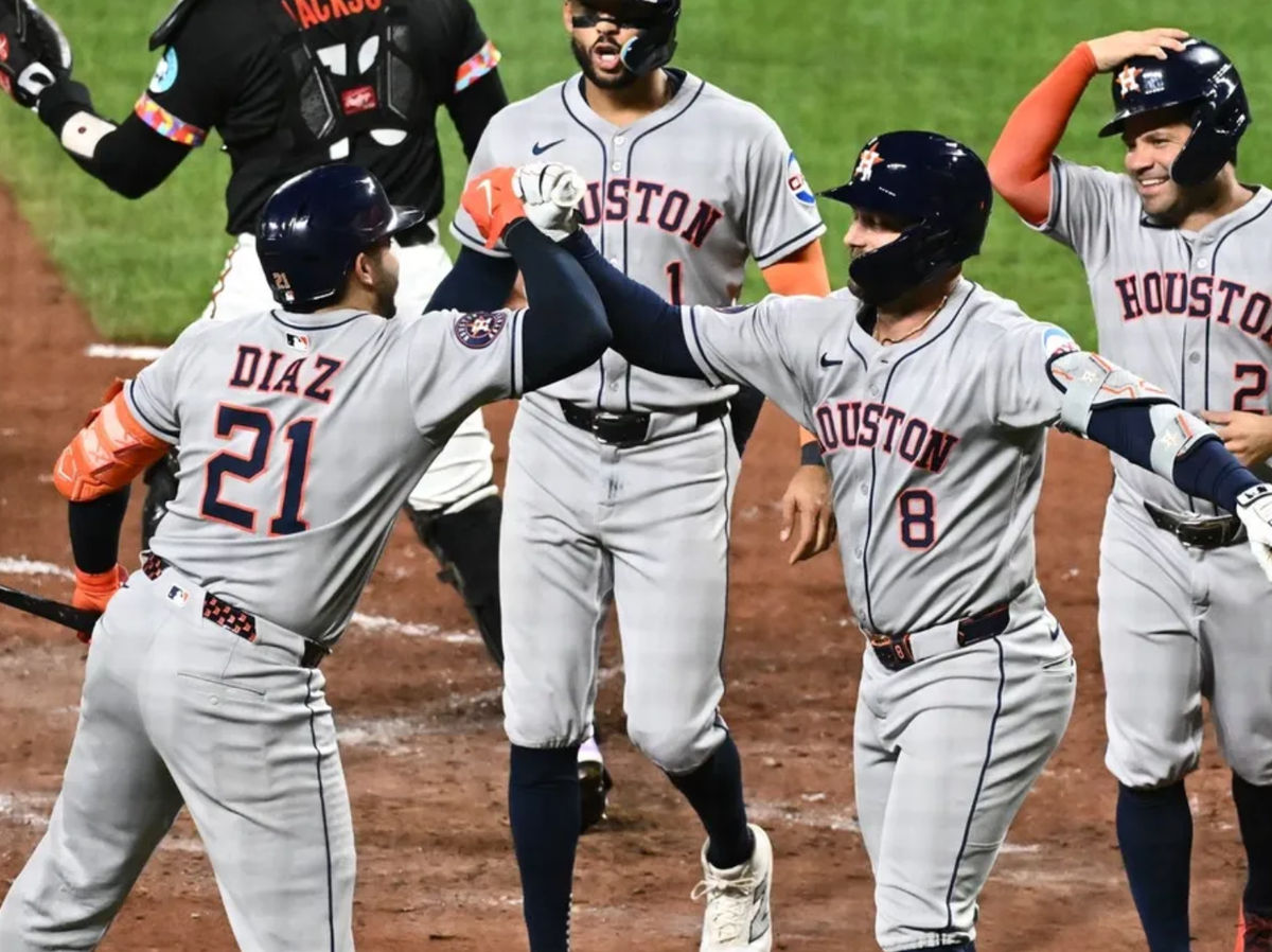 22 de agosto de 2025; Baltimore, Maryland, EE. UU.; El primera base de los Astros de Houston, Christian Walker (8), celebra con el receptor Yainer Díaz (21) tras conectar un jonrón de tres carreras durante la quinta entrada contra los Orioles de Baltimore en el Oriole Park de Camden Yards. Crédito obligatorio: James A. Pittman-Imagn Images