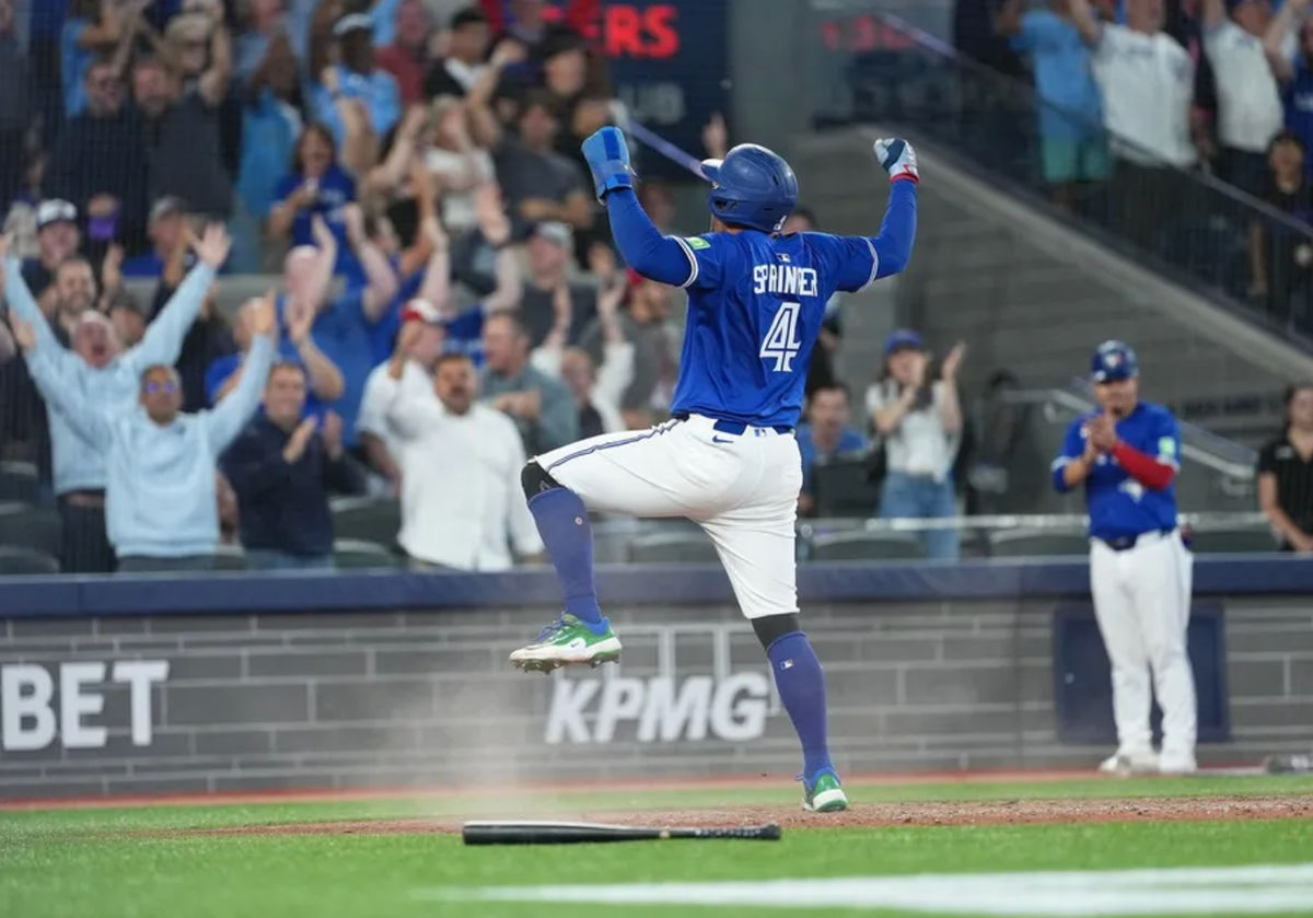 27 de agosto de 2025; Toronto, Ontario, Canadá; El bateador designado de los Toronto Blue Jays, George Springer (4), celebra tras deslizarse hacia el plato y anotar una carrera contra los Minnesota Twins durante la novena entrada en el Rogers Centre. Crédito obligatorio: Nick Turchiaro-Imagn Images