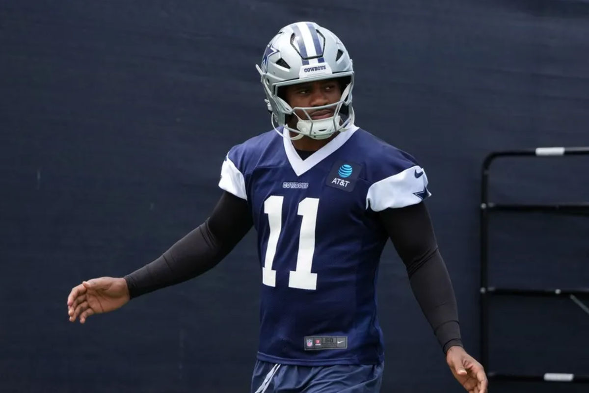 22 de julio de 2025; Oxnard, CA, EE. UU.; El ala defensiva de los Dallas Cowboys, Micah Parsons (11), durante el campamento de entrenamiento en River Ridge Fields. Crédito obligatorio: Kirby Lee-Imagn Images