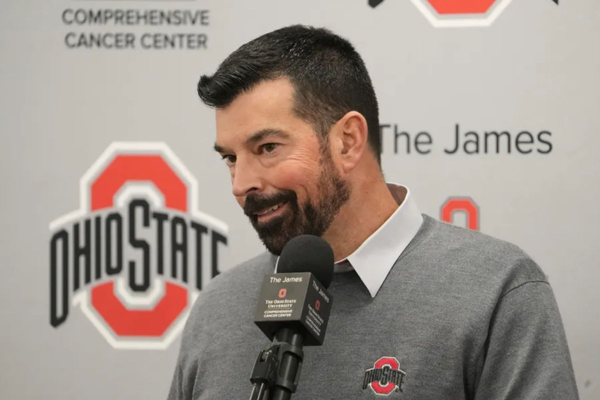 El entrenador de fútbol americano de la Universidad Estatal de Ohio, Ryan Day, habló con los medios el miércoles 4 de diciembre de 2024 tras la devastadora derrota ante Michigan por cuarto año consecutivo. La conferencia de prensa se celebró en la sala de reuniones del equipo de fútbol americano del Centro Atlético Woody Hayes en Columbus.