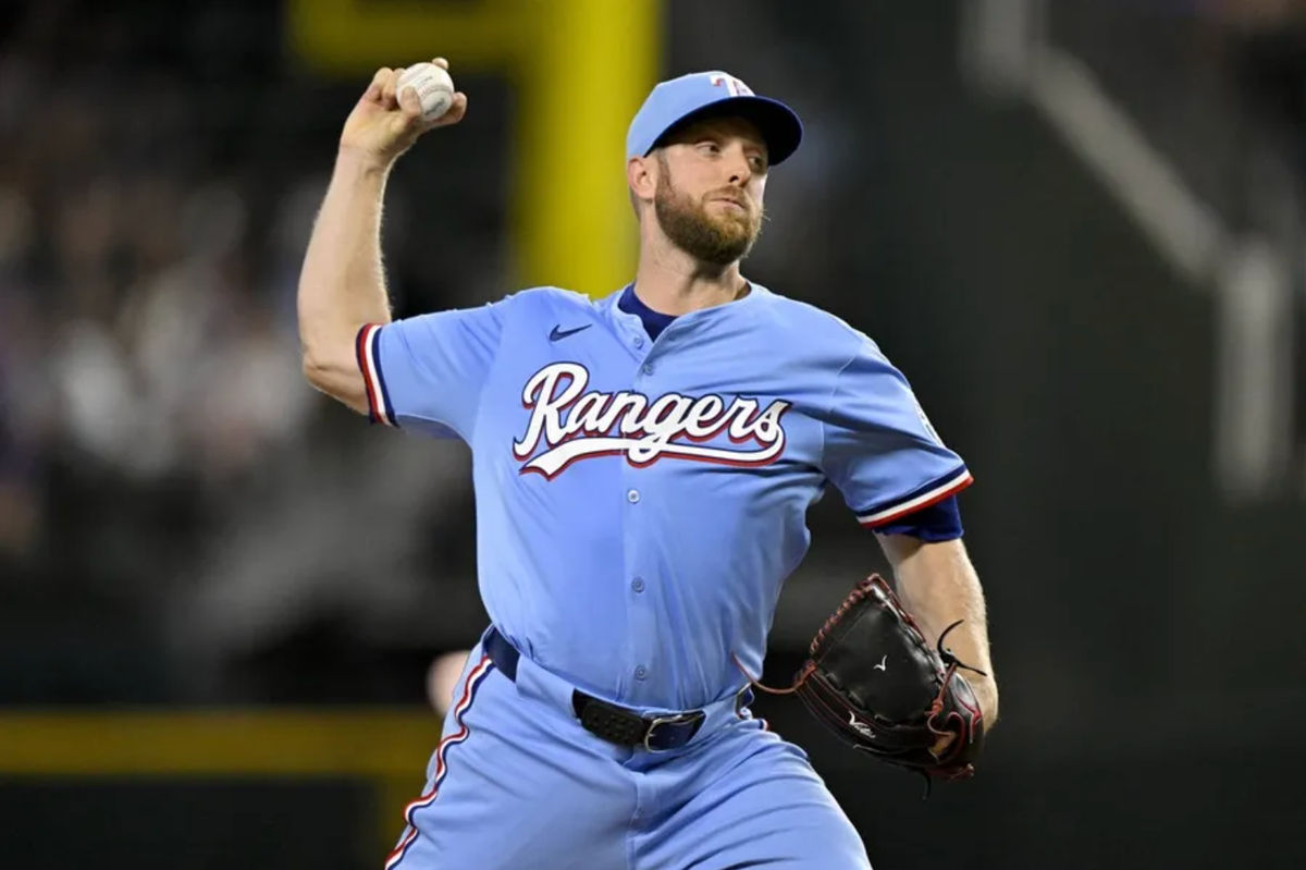 24 de agosto de 2025; Arlington, Texas, EE. UU.; El lanzador abridor de los Rangers de Texas, Merrill Kelly (23), lanza contra los Guardianes de Cleveland durante la tercera entrada en el Globe Life Field. Crédito obligatorio: Jerome Miron-Imagn Images