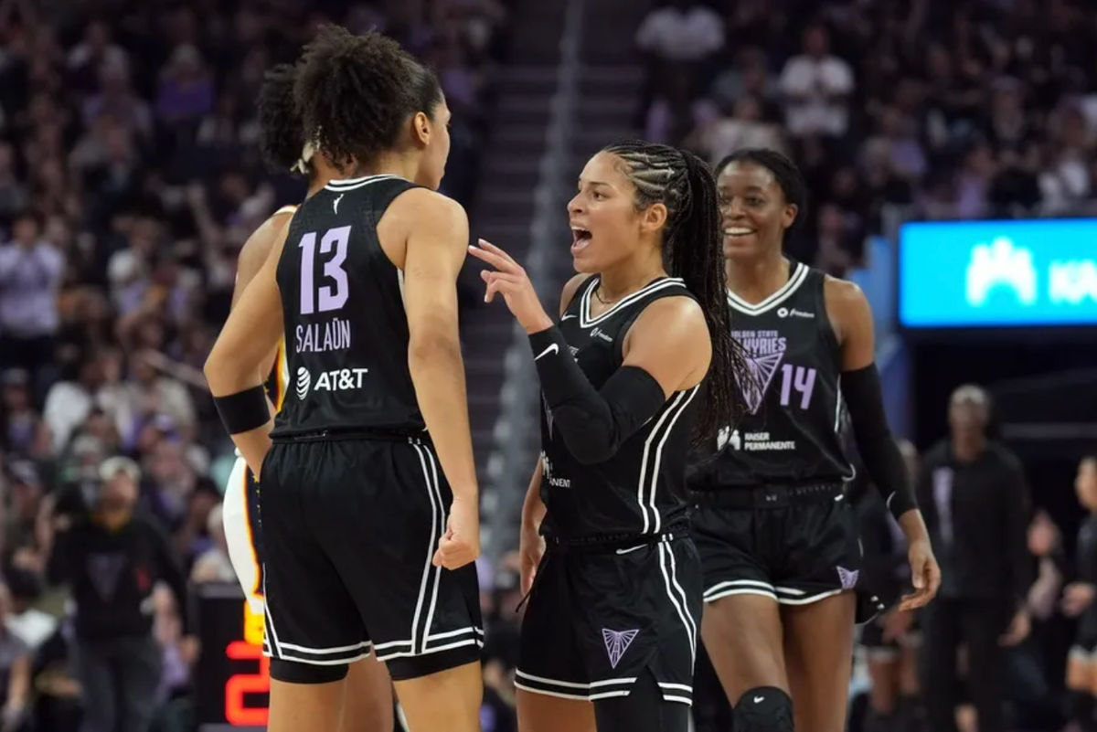 31 de agosto de 2025; São Francisco, Califórnia, EUA; Janelle Salaun (13), ala do Golden State Valkyries, é parabenizada pela armadora Veronica Burton (centro-direita) após converter uma cesta de três pontos contra o Indiana Fever durante o segundo quarto no Chase Center. Crédito obrigatório: Darren Yamashita-Imagn Images