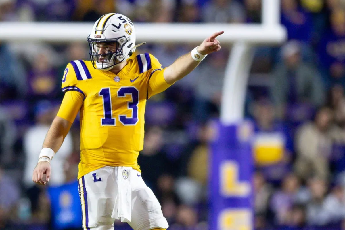 23 de noviembre de 2024; Baton Rouge, Luisiana, EE. UU.; El mariscal de campo de los LSU Tigers, Garrett Nussmeier (13), señala un primer down contra los Vanderbilt Commodores durante la segunda mitad en el Tiger Stadium. Crédito obligatorio: Stephen Lew-Imagn Images