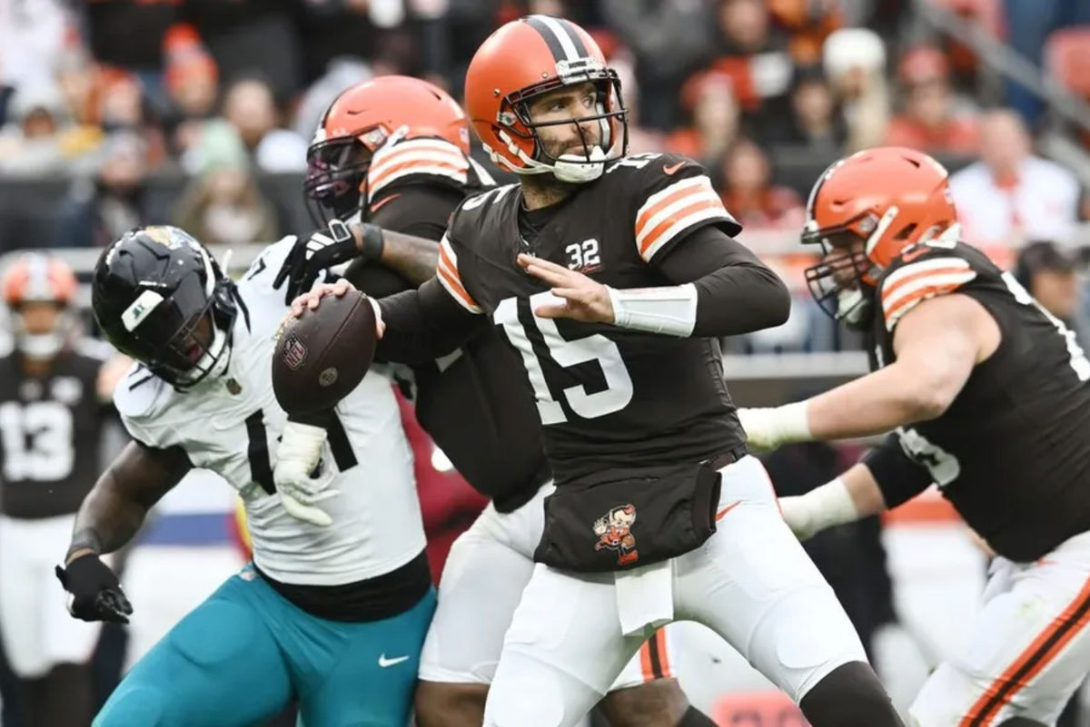 10 de diciembre de 2023; Cleveland, Ohio, EE. UU.; El mariscal de campo de los Cleveland Browns, Joe Flacco (15), lanza un pase durante la primera mitad contra los Jacksonville Jaguars en el Cleveland Browns Stadium. Créditos: Ken Blaze-USA TODAY Sports