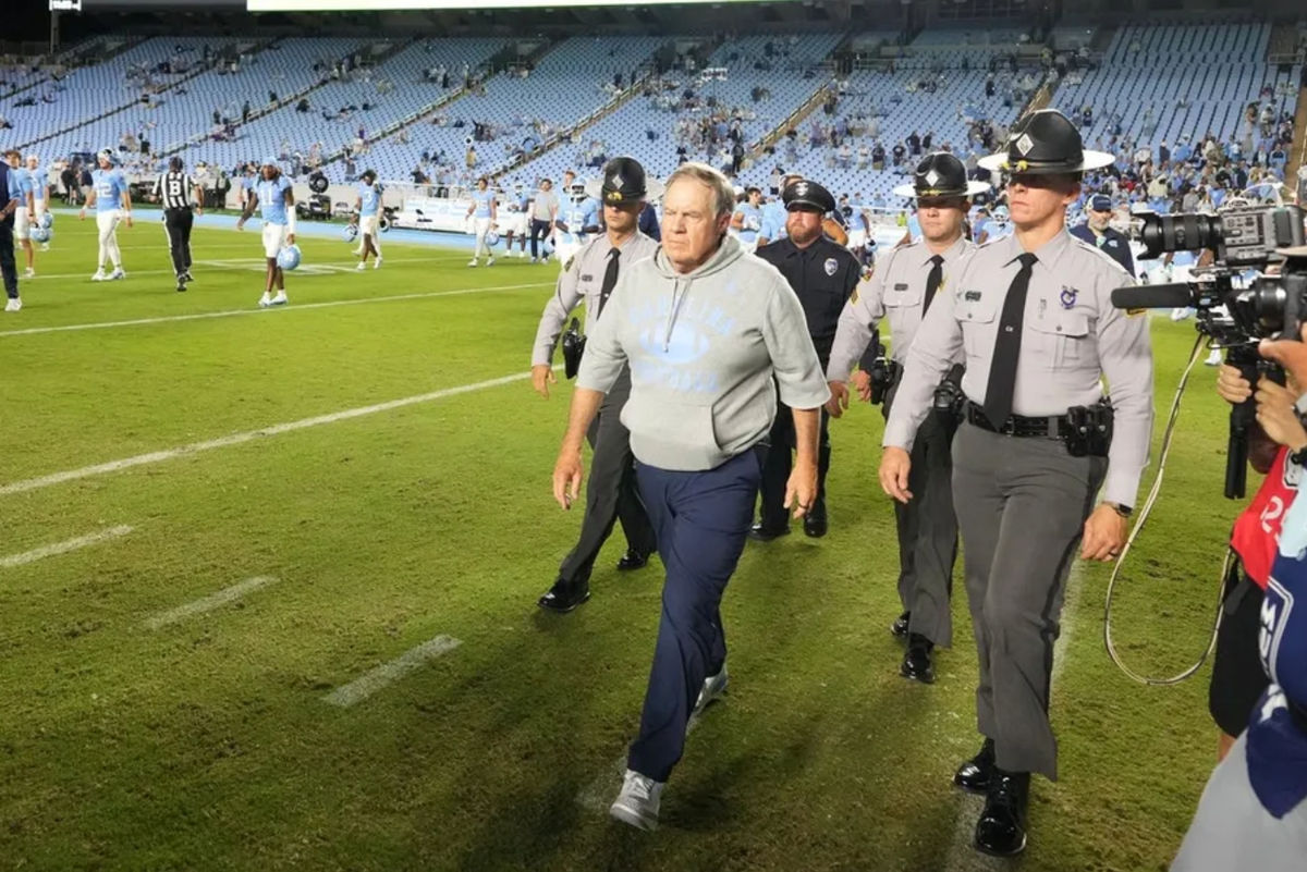 1 de septiembre de 2025; Chapel Hill, Carolina del Norte, EE. UU.; Bill Belichick, entrenador de los North Carolina Tar Heels, camina hacia el jardín central después del partido en el Estadio Kenan. Crédito obligatorio: Bob Donnan-Imagn Images