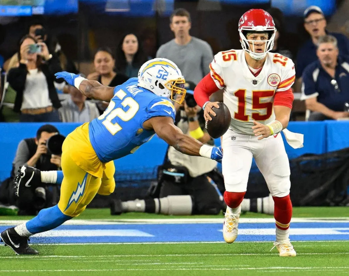 El mariscal de campo de los Kansas City Chiefs, Patrick Mahomes (15), supera con dificultad al linebacker de Los Angeles Chargers, Khalil Mack (52), y marca el comienzo del primer cuarto en el SoFi Stadium. Crédito obligatorio: Robert Hanashiro-Imagn Images.