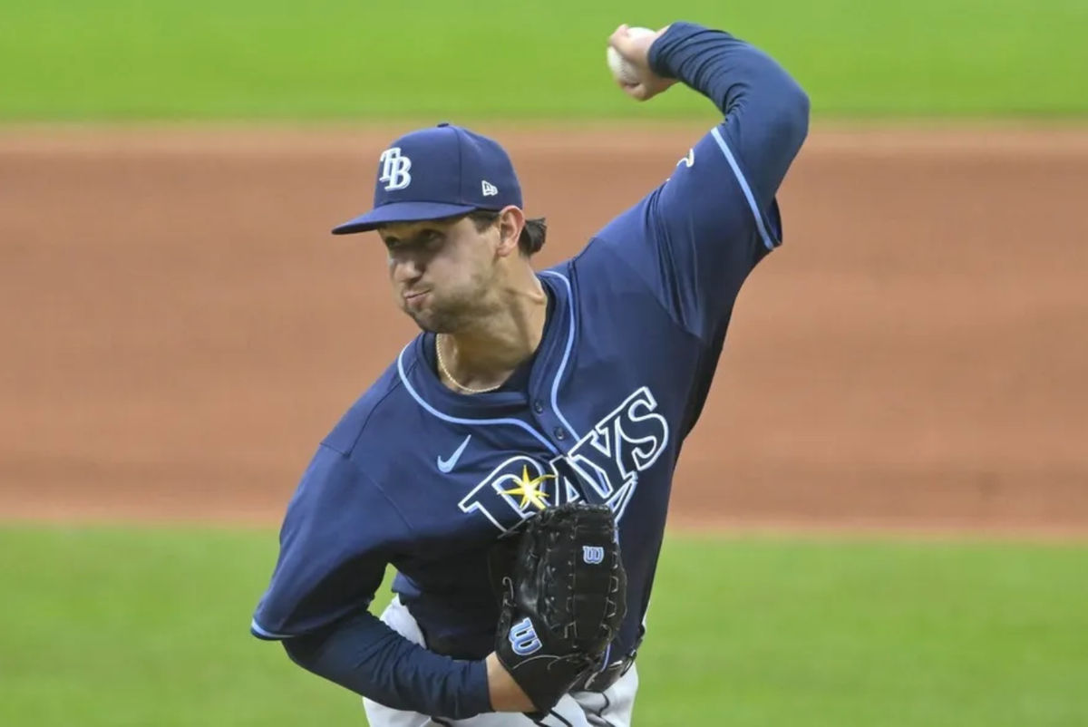 25 de agosto de 2025; Cleveland, Ohio, EE. UU.; El lanzador abridor de los Tampa Bay Rays, Ian Seymour (61), realiza un lanzamiento en la segunda entrada contra los Cleveland Guardians en el Progressive Field. Crédito obligatorio: David Richard-Imagn Images