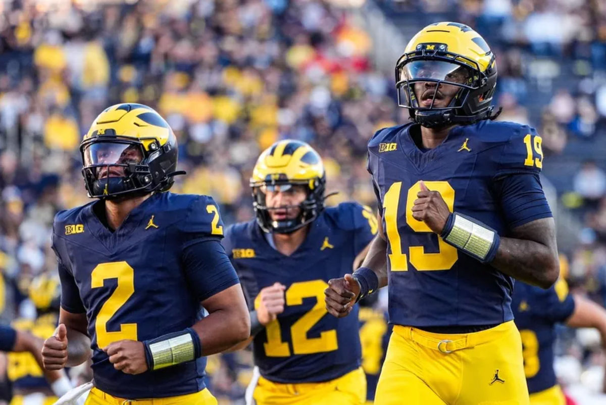 FOTO DE USA TODAY SPORTS IMAGES. El mariscal de campo de Michigan, Bryce Underwood (19), a la derecha, y el mariscal de campo Jadyn Davis (2), a la izquierda, calientan antes del partido contra Nuevo México en el Estadio Michigan de Ann Arbor el sábado 30 de agosto de 2025.