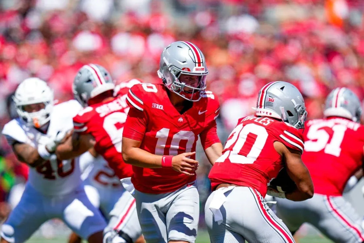 El mariscal de campo de los Ohio State Buckeyes, Julian Sayin (10), le entrega el balón al corredor de los Ohio State Buckeyes, James Peoples (20), durante la primera mitad en el Estadio de Ohio el sábado 30 de agosto de 2025 en Columbus, Ohio. FOTO: USA TODAY SPORTS IMAGES