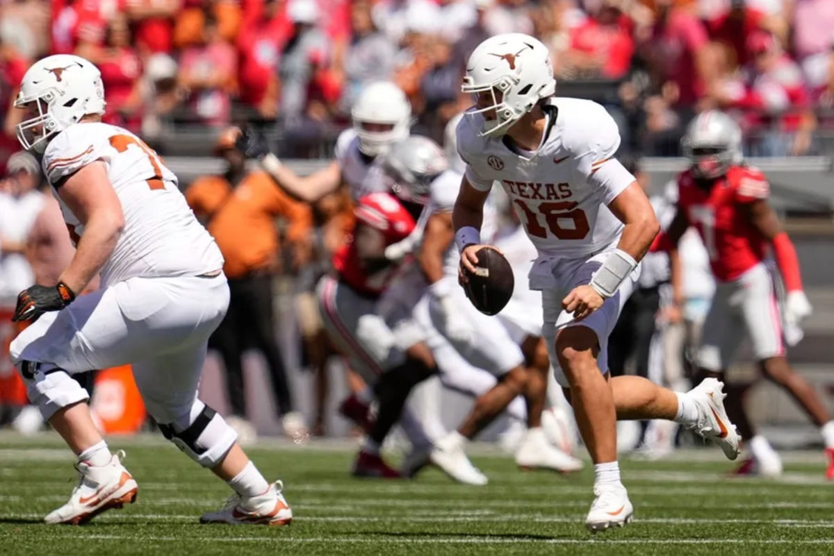 El mariscal de campo de los Texas Longhorns, Arch Manning (16), corre durante la segunda mitad del partido de fútbol americano de la NCAA contra los Ohio State Buckeyes en el estadio de Ohio el 30 de agosto de 2025. Ohio State ganó 14-7. FOTO: USA TODAY SPORTS IMAGES