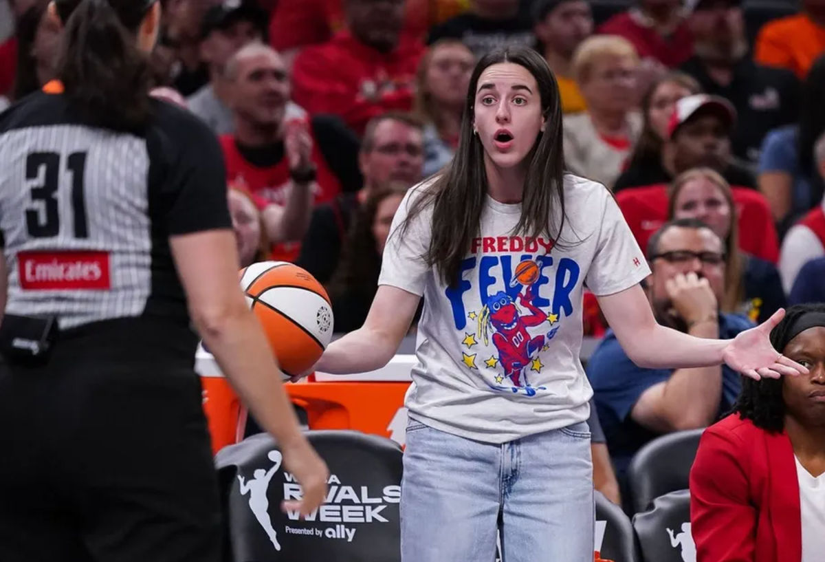 A armadora do Indiana Fever, Caitlin Clark (22), reage a uma decisão do árbitro na terça-feira, 12 de agosto de 2025, durante o jogo no Gainbridge Fieldhouse, em Indianápolis. O Dallas Wings derrotou o Indiana Fever por 81 a 80. FOTO: USA TODAY SPORTS IMAGENS