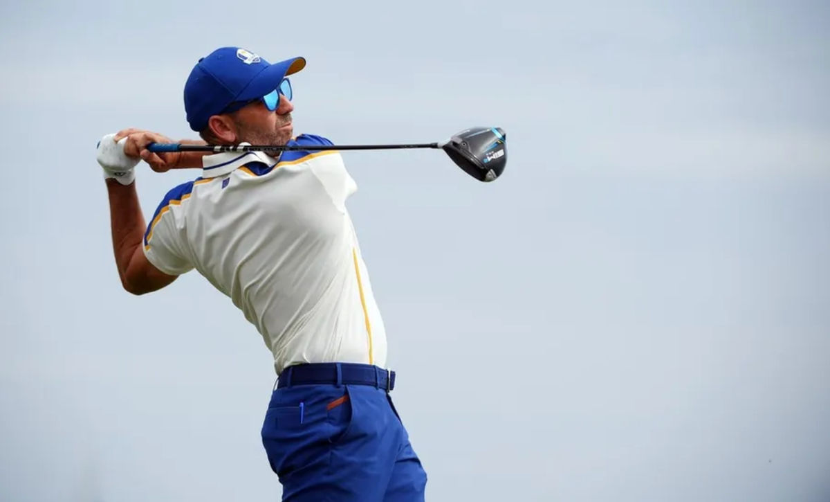 26 de setembro de 2021; Haven, Wisconsin, EUA; Sergio Garcia, jogador da seleção europeia, dá sua tacada do quarto tee durante as rodadas de simples do terceiro dia da 43ª competição de golfe da Ryder Cup em Whistling Straits. Crédito obrigatório: Orlando Ramirez-Imagn Images