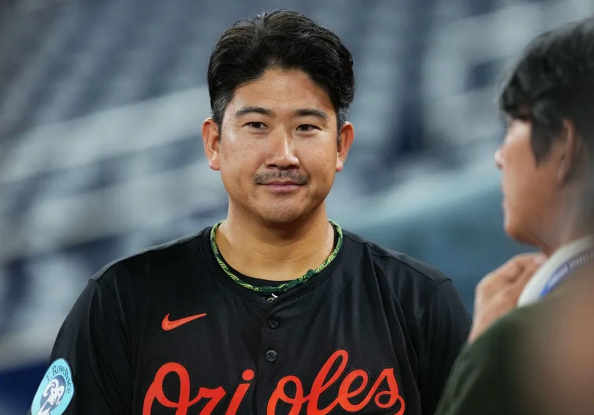 28 de marzo de 2025; Toronto, Ontario, Canadá; El lanzador abridor de los Orioles de Baltimore, Tomoyuki Sugano (19), habla con la prensa durante la práctica de bateo antes de un partido contra los Azulejos de Toronto en el Rogers Centre. Crédito obligatorio: Nick Turchiaro-Imagn Images