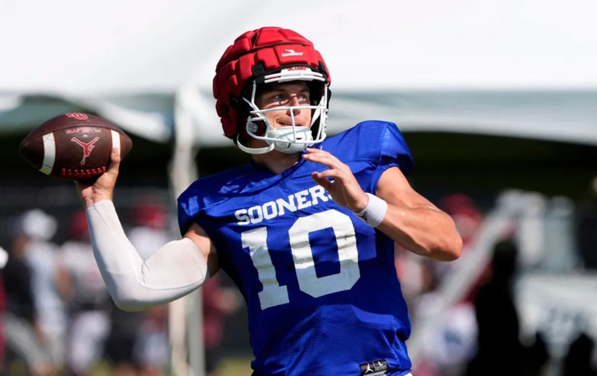 El mariscal de campo de Oklahoma, John Mateer, lanza un pase durante una práctica en Norman, Oklahoma, el miércoles 6 de agosto de 2025. FOTO USA TODAY SPORTS IMAGES