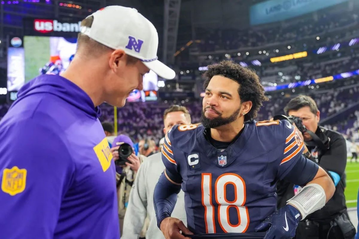 16 de diciembre de 2024; Minneapolis, Minnesota, EE. UU.; El mariscal de campo de los Chicago Bears, Caleb Williams (18), conversa con el entrenador en jefe de los Minnesota Vikings, Kevin O'Connell, después del cuarto de partido en el U.S. Bank Stadium. Crédito obligatorio: Brad Rempel-Imagn Images