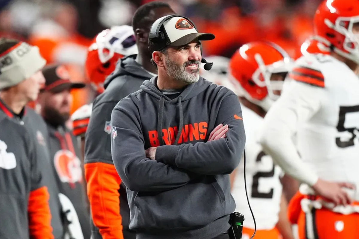 2 de diciembre de 2024; Denver, Colorado, EE. UU.; El entrenador de los Cleveland Browns, Kevin Stefanski, durante el segundo cuarto contra los Denver Broncos en el Empower Field de Mile High. Crédito obligatorio: Ron Chenoy-Imagn Images