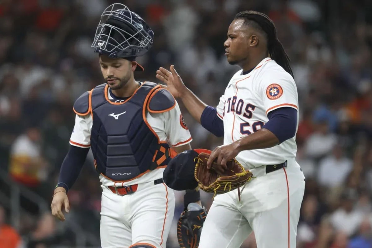 2 de septiembre de 2025; Houston, Texas, EE. UU.; El lanzador abridor de los Astros de Houston, Framber Valdez (59), y el receptor César Salazar (18) reaccionan al salir del campo durante la primera entrada contra los Yankees de Nueva York en el Daikin Park. Crédito obligatorio: Troy Taormina-Imagn Images
