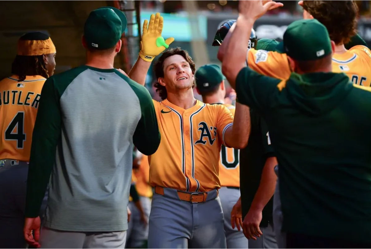 6 de septiembre de 2025; Anaheim, California, EE. UU.; El jardinero derecho de los Athletics, Colby Thomas (32), es recibido tras conectar un jonrón de tres carreras contra los Angels de Los Ángeles durante la segunda entrada en el Angel Stadium. Crédito obligatorio: Gary A. Vasquez-Imagn Images