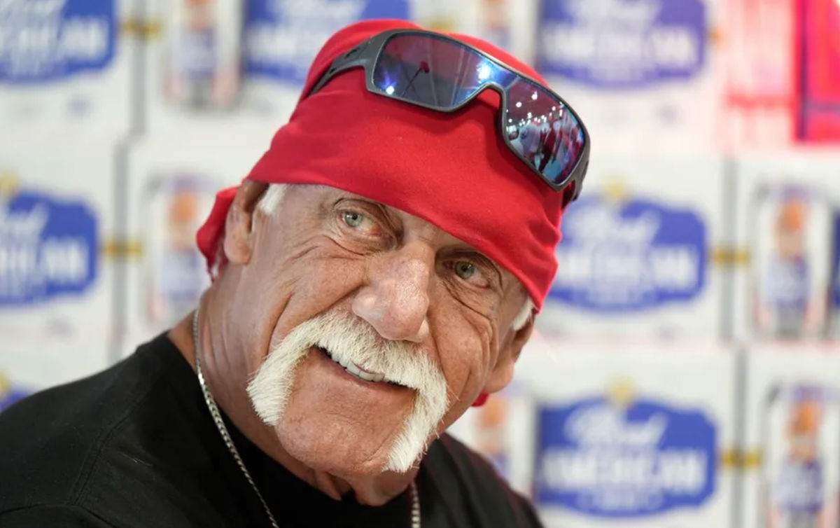 Hulk Hogan hizo una parada en Beers of the World para promocionar su línea de cerveza, Real American Beer.