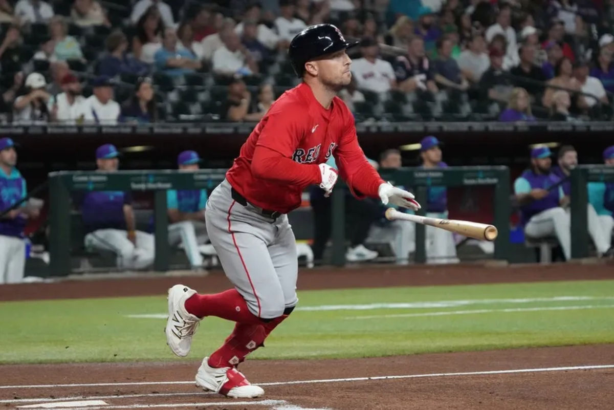 5 de septiembre de 2025; Phoenix, Arizona, EE. UU.; El campocorto de los Medias Rojas de Boston, Trevor Story (10), batea contra los Diamondbacks de Arizona en la primera entrada en el Chase Field. Crédito obligatorio: Rick Scuteri-Imagn Images