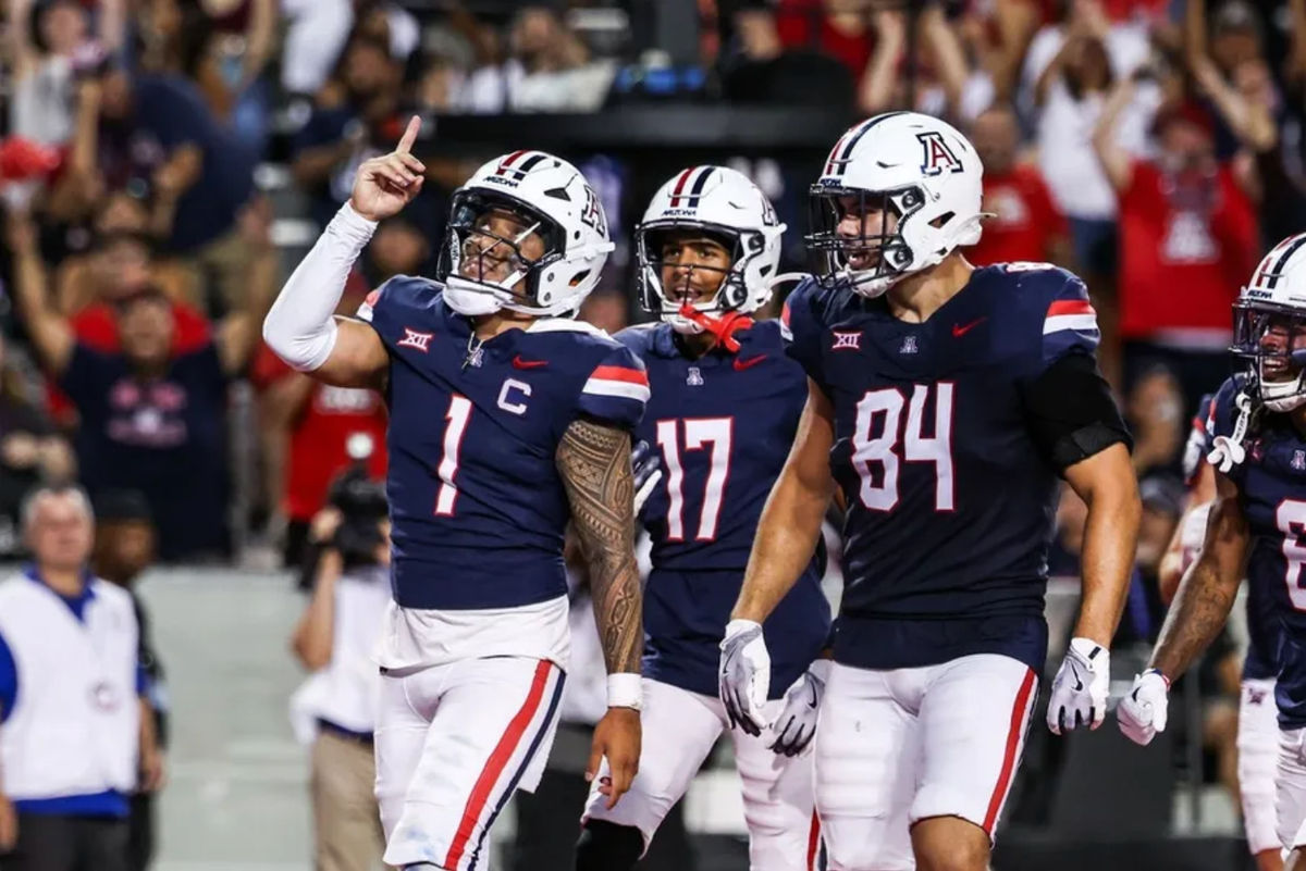 30 de agosto de 2025; Tucson, Arizona, EE. UU.; El mariscal de campo de los Arizona Wildcats, Noah Fifita (1), señala al cielo tras anotar un touchdown durante el tercer cuarto del partido contra los Hawaii Rainbow Warriors en el Estadio Arizona. Crédito obligatorio: Aryanna Frank-Imagn Images