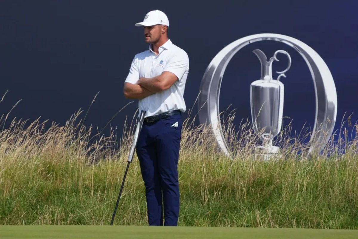 20 de julho de 2023; Hoylake, INGLATERRA, GBR; Bryson DeChambeau (jogador do LIV) observa do terceiro green durante a primeira rodada do torneio de golfe The Open Championship no Royal Liverpool. Crédito obrigatório: Kyle Terada-Imagn Images