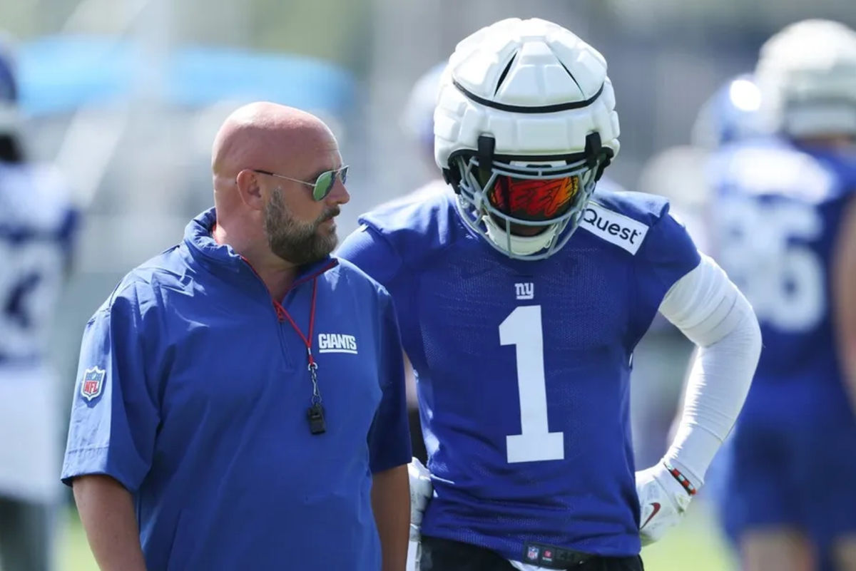 24 de julio de 2025; East Rutherford, Nueva Jersey, EE. UU.; El entrenador en jefe de los New York Giants, Brian Daboll, conversa con el receptor Malik Nabers (1) durante el campamento de entrenamiento en el Quest Diagnostics Training Center. Crédito obligatorio: Vincent Carchietta-Imagn Images