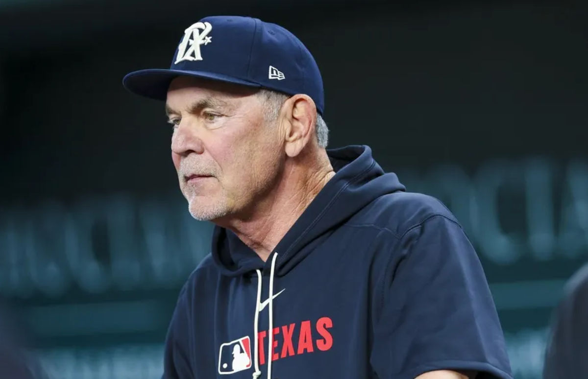 28 de marzo de 2025; Arlington, Texas, EE. UU.; El mánager de los Rangers de Texas, Bruce Bochy (15), observa antes del partido contra los Medias Rojas de Boston en el Globe Life Field. Crédito obligatorio: Kevin Jairaj-Imagn Images