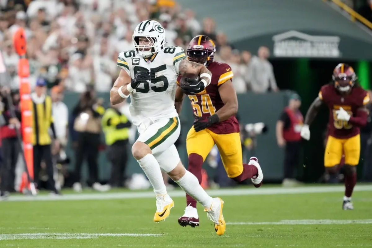 11 de septiembre de 2025; Green Bay, Wisconsin, EE. UU.; El ala cerrada de los Green Bay Packers, Tucker Kraft (85), corre contra los Washington Commanders en el primer cuarto en Lambeau Field. Crédito obligatorio: Jeff Hanisch-Imagn Images.