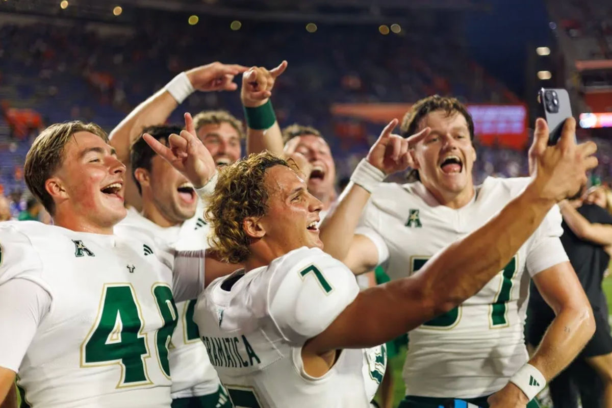 6 de septiembre de 2025; Gainesville, Florida, EE. UU.; El pateador de los South Florida Bulls, Nico Gramatica (7), el centro largo de los South Florida Bulls, Turner McLaughlin (48), y sus compañeros celebran tras un partido contra los Florida Gators en el Estadio Ben Hill Griffin. Crédito obligatorio: Matt Pendleton-Imagn Images