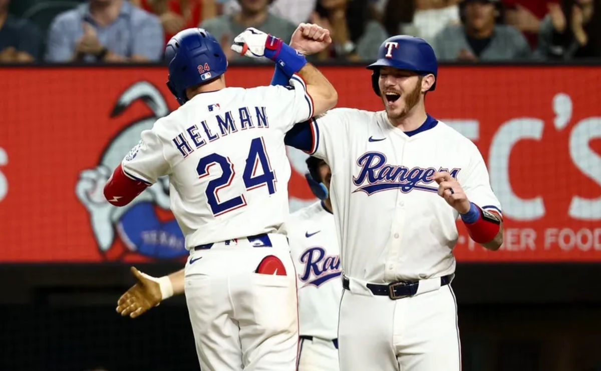 9 de septiembre de 2025; Arlington, Texas, EE. UU.; El jardinero central de los Rangers de Texas, Michael Helman (24), celebra con el receptor de los Rangers de Texas, Jonah Heim (28), tras conectar un jonrón de dos carreras en la quinta entrada contra los Cerveceros de Milwaukee en el Globe Life Field. Crédito obligatorio: Kevin Jairaj-Imagn Images.
