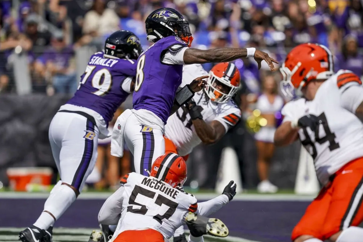 14 de septiembre de 2025; Baltimore, Maryland, EE. UU.; El mariscal de campo de los Baltimore Ravens, Lamar Jackson (8), recibe presión durante el segundo cuarto en el estadio M&T Bank. Crédito obligatorio: Mitch Stringer-Imagn Images