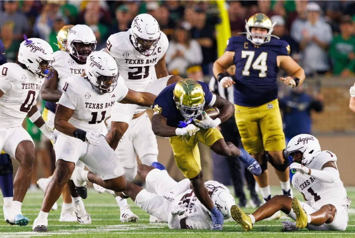 El corredor de Notre Dame, Jeremiyah Love, corre con el balón en la primera mitad de un partido de fútbol americano de la NCAA contra Texas A&M en el Estadio Notre Dame el sábado 13 de septiembre de 2025 en South Bend. FOTO: USA TODAY SPORTS IMAGES